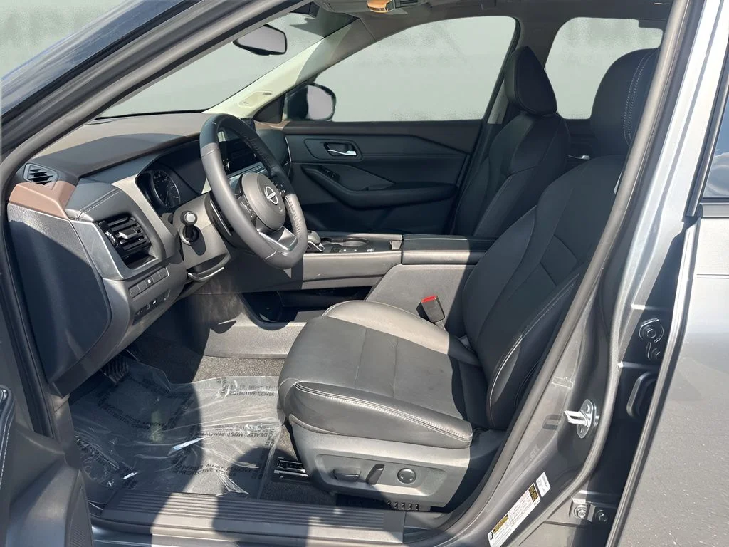 Used 2023 Gray Nissan SL image 9