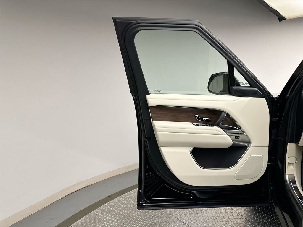 New 2026 Santorini Black Land Rover SE image 9