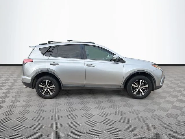 Used 2016 Silver Toyota XLE image 8