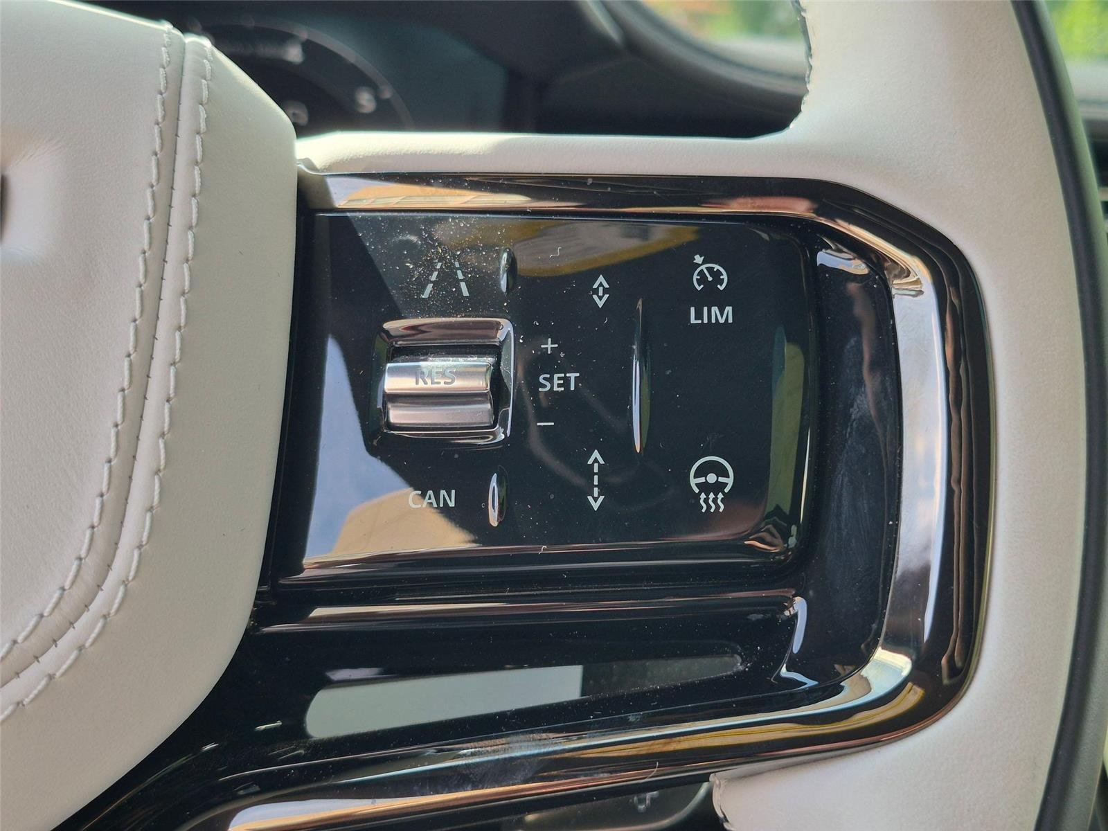 Used 2024 Fuji White Land Rover Dynamic SE image 17