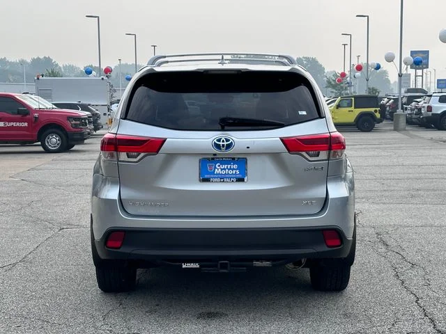 Used 2018 Silver Toyota XLE image 6