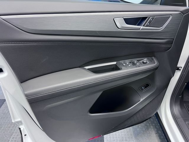 New 2026 White Volkswagen SE w/Technology image 8