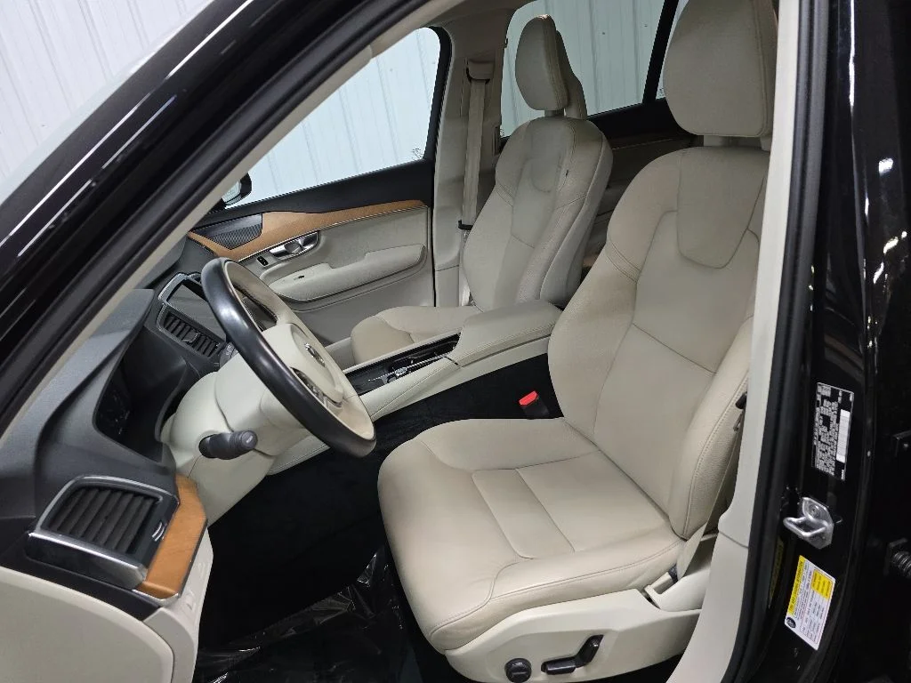 Used 2021 Black Volvo T6 Momentum image 30