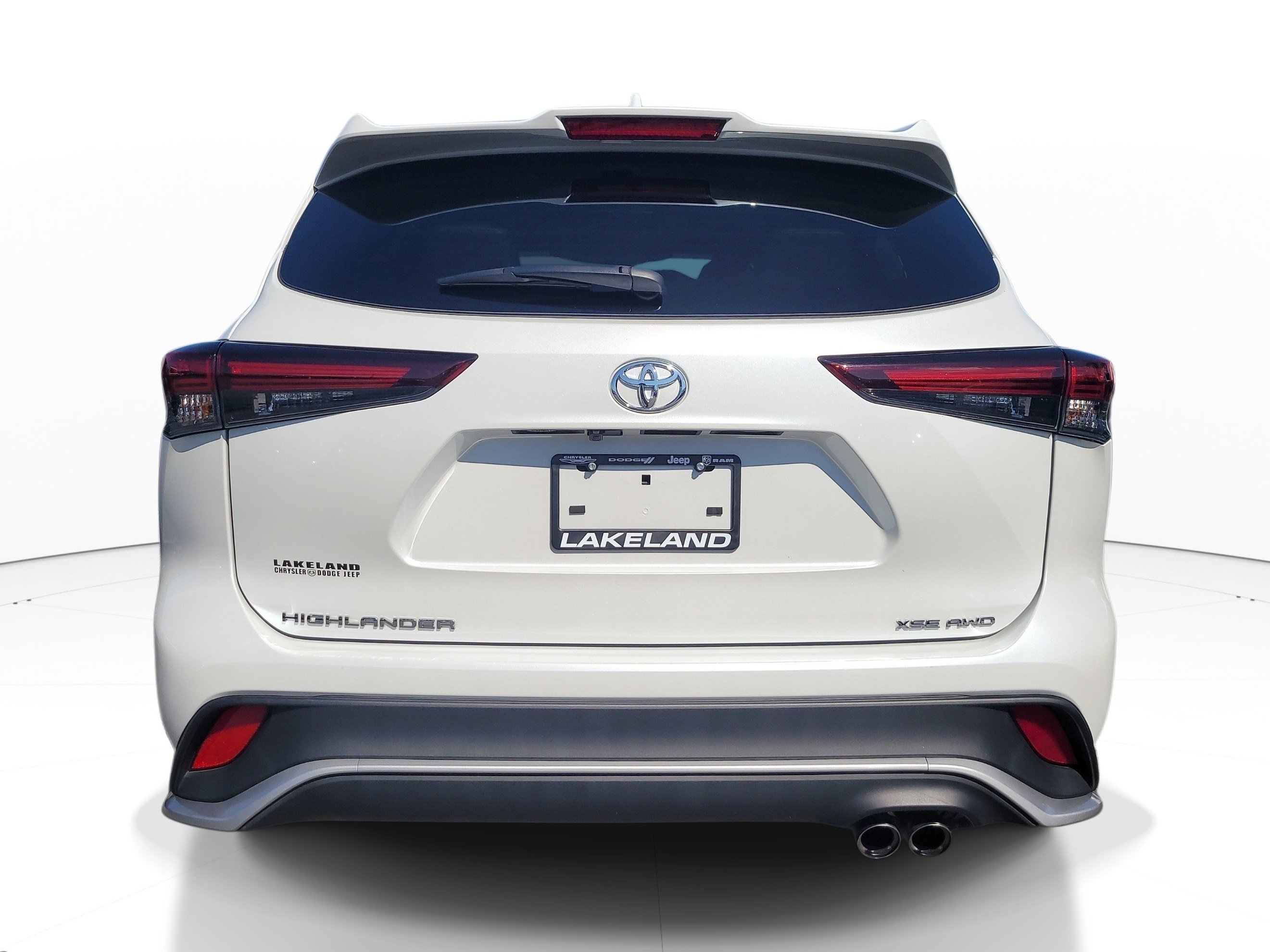 Used 2025  Toyota LE image 5