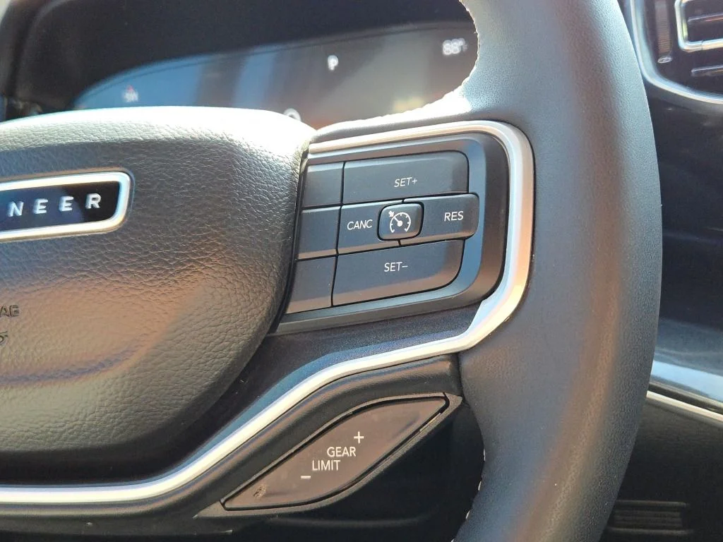 Used 2023 Silver Jeep Base image 28