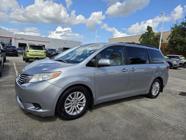 Used 2015 Silver Sky Metallic Toyota XLE Premium 8-Passenger image 9