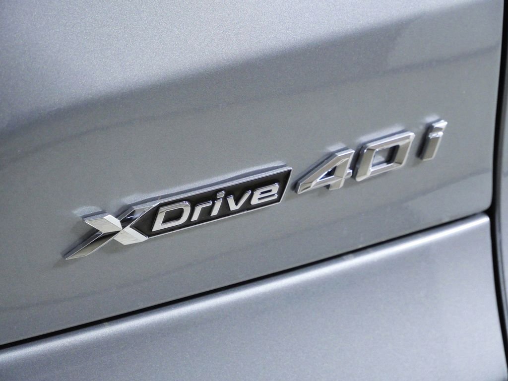 Used 2026 Skyscraper Grey Metallic BMW xDrive40i image 13