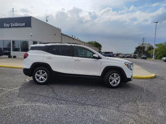 Used 2023 White GMC SLE image 8