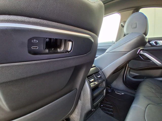 Used 2024 White BMW xDrive40i image 26