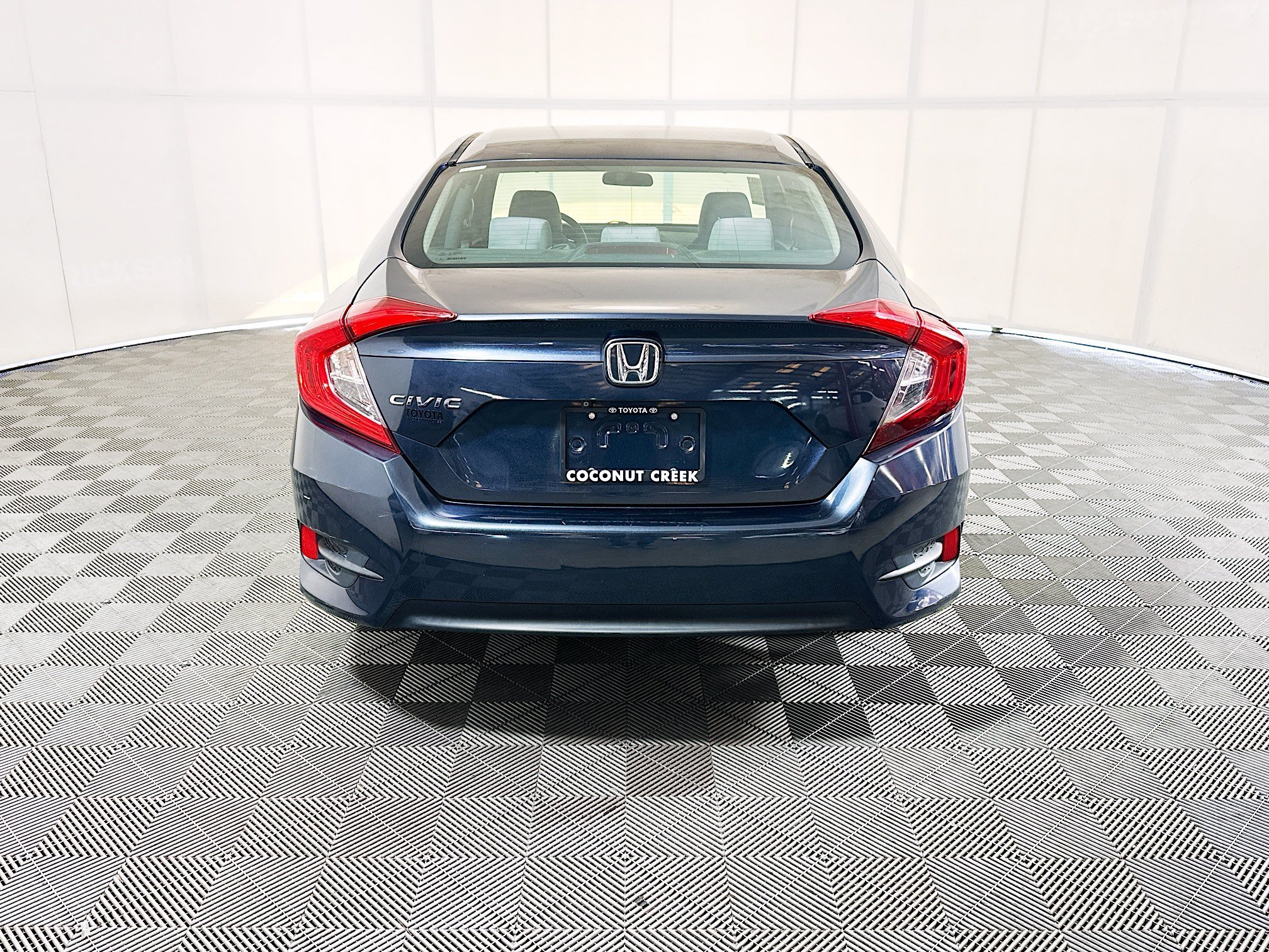 Used 2018 Gray Honda LX image 4