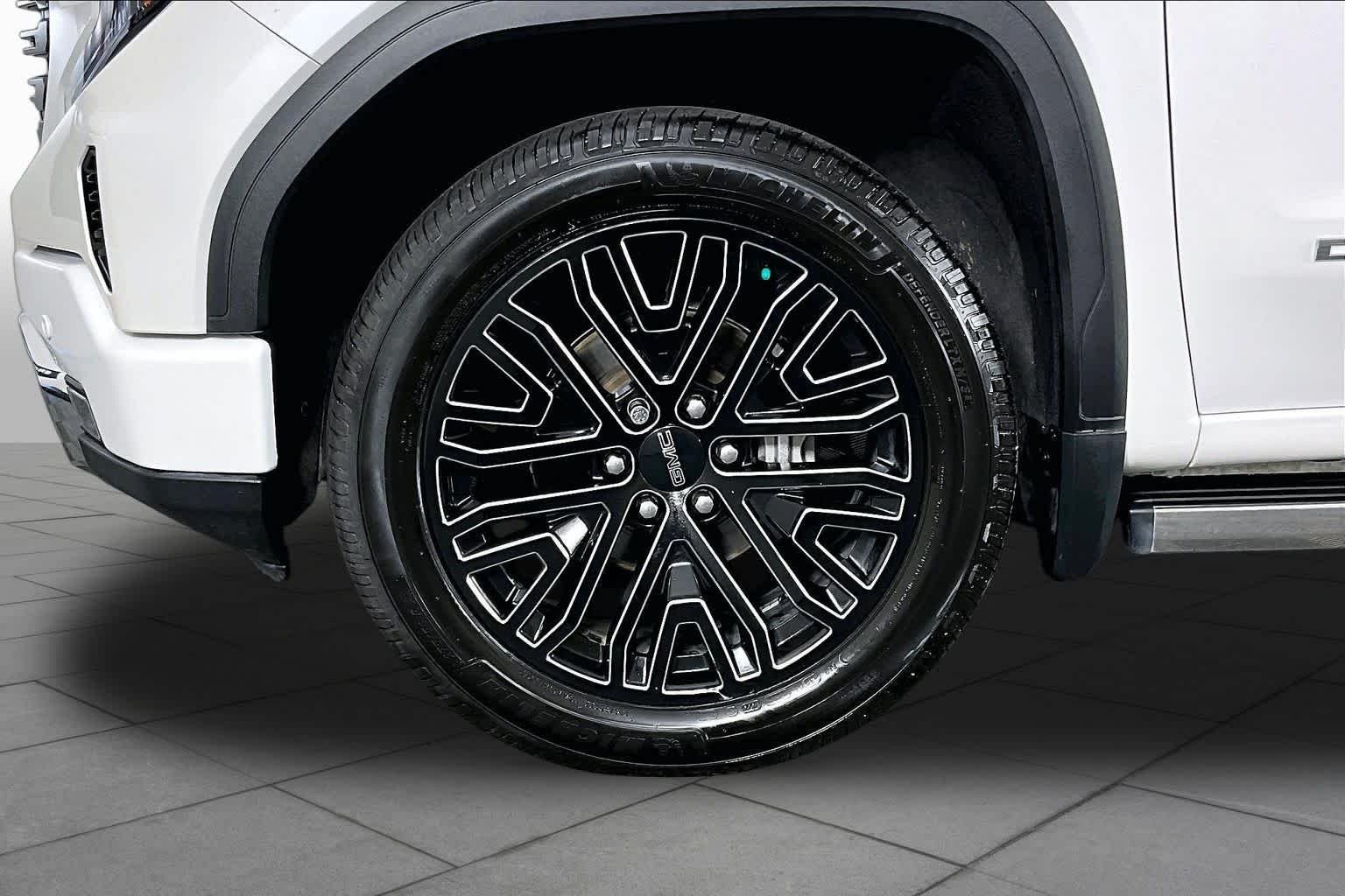 Used 2022 White Frost Tricoat GMC Denali Ultimate image 10