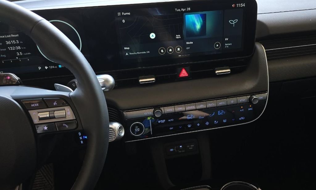Used 2025 Green Hyundai SEL image 10