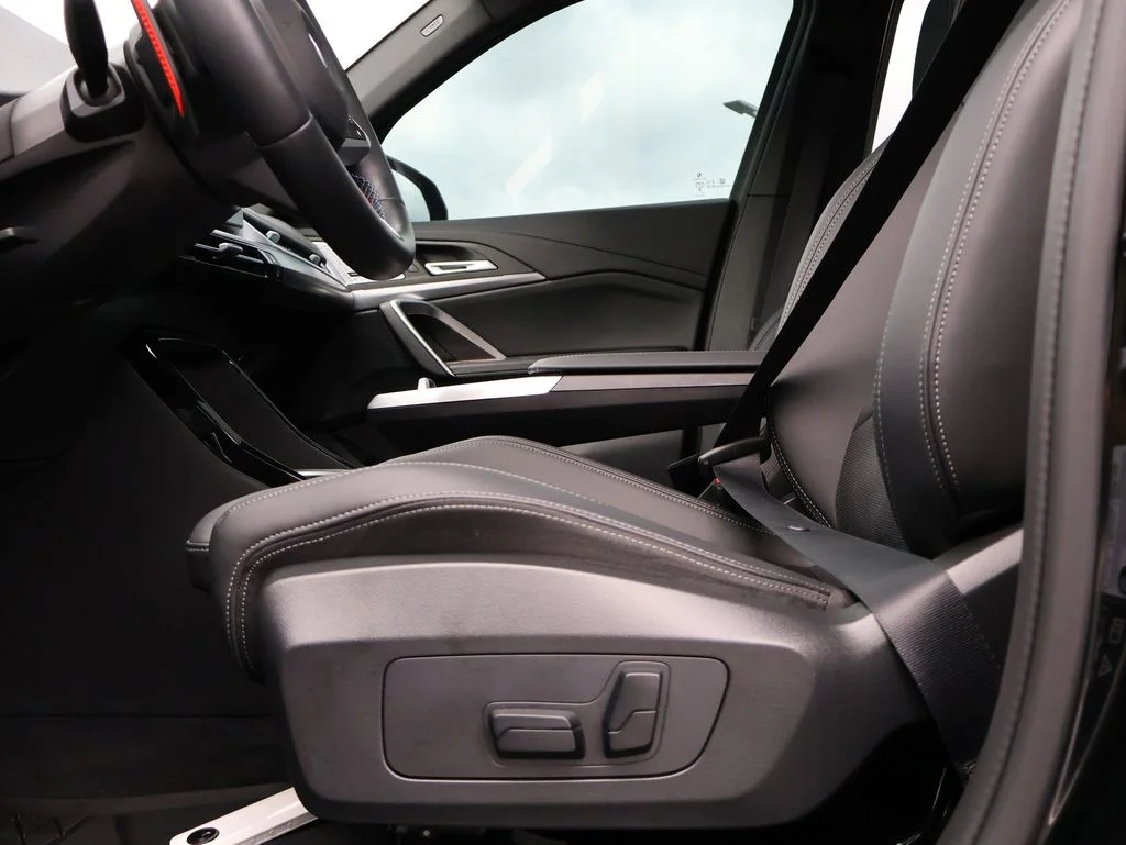 Used 2025 Black BMW M35i image 40