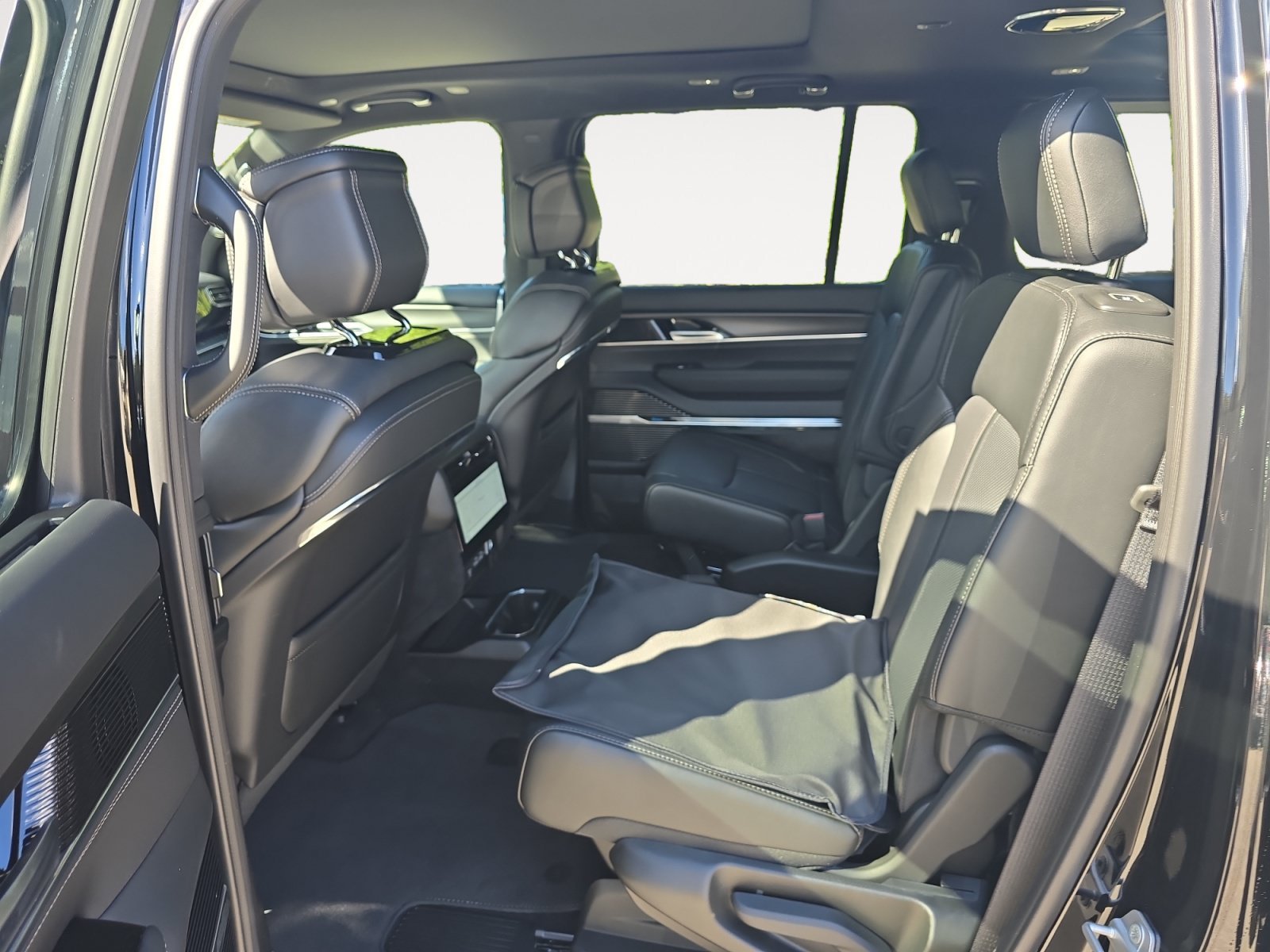 New 2026 High Gloss Black Jeep Summit Obsidian image 24