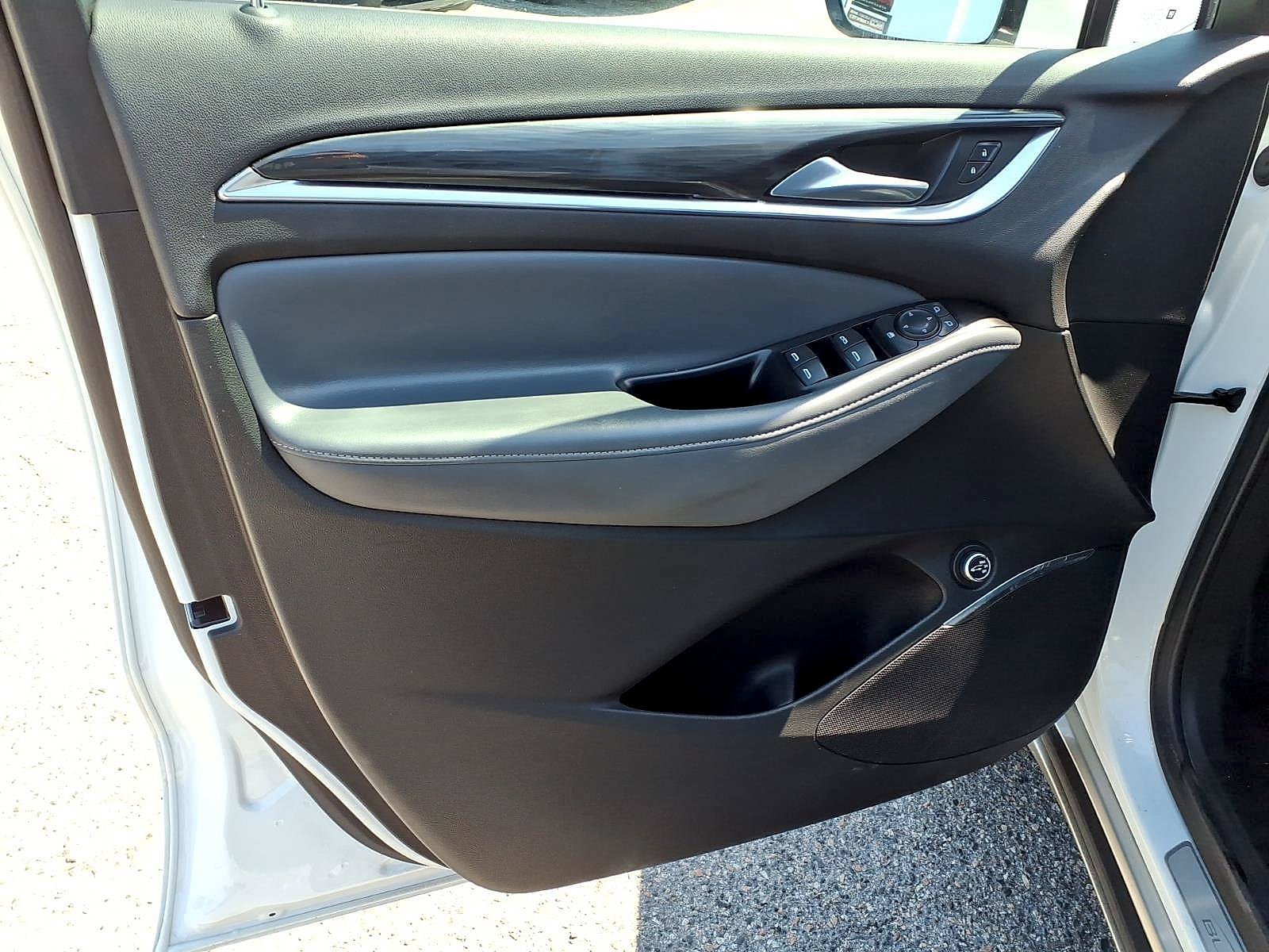 Used 2023 Summit White Buick Essence image 16