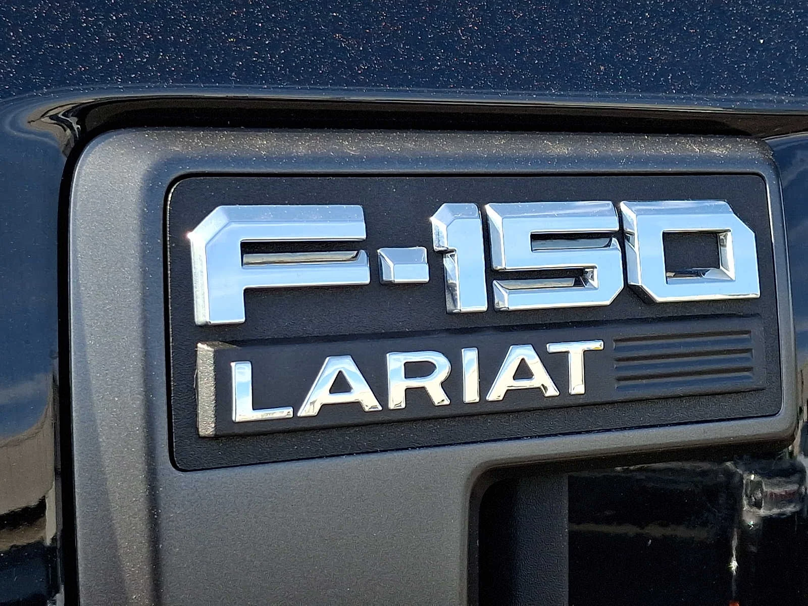 Used 2023 Agate Black Metallic Ford LARIAT image 32