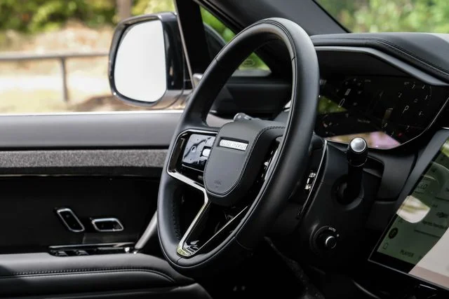 Used 2024  Land Rover Dynamic SE image 19