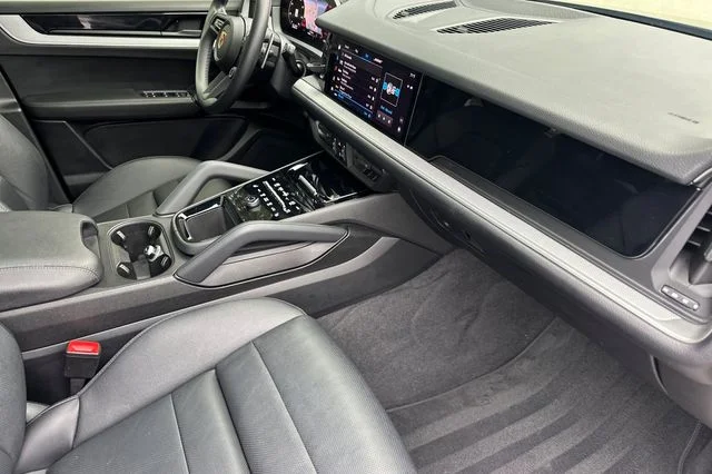 Used 2024  Porsche Base image 15