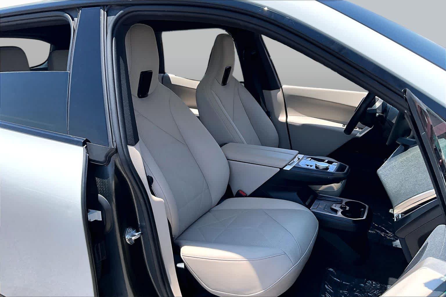 Used 2024 Alpine White BMW xDrive50 image 8