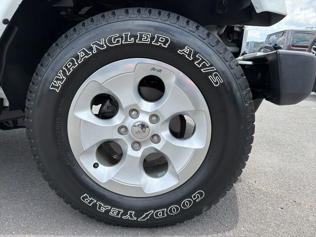 Used 2015 White Jeep Unlimited Sahara image 9