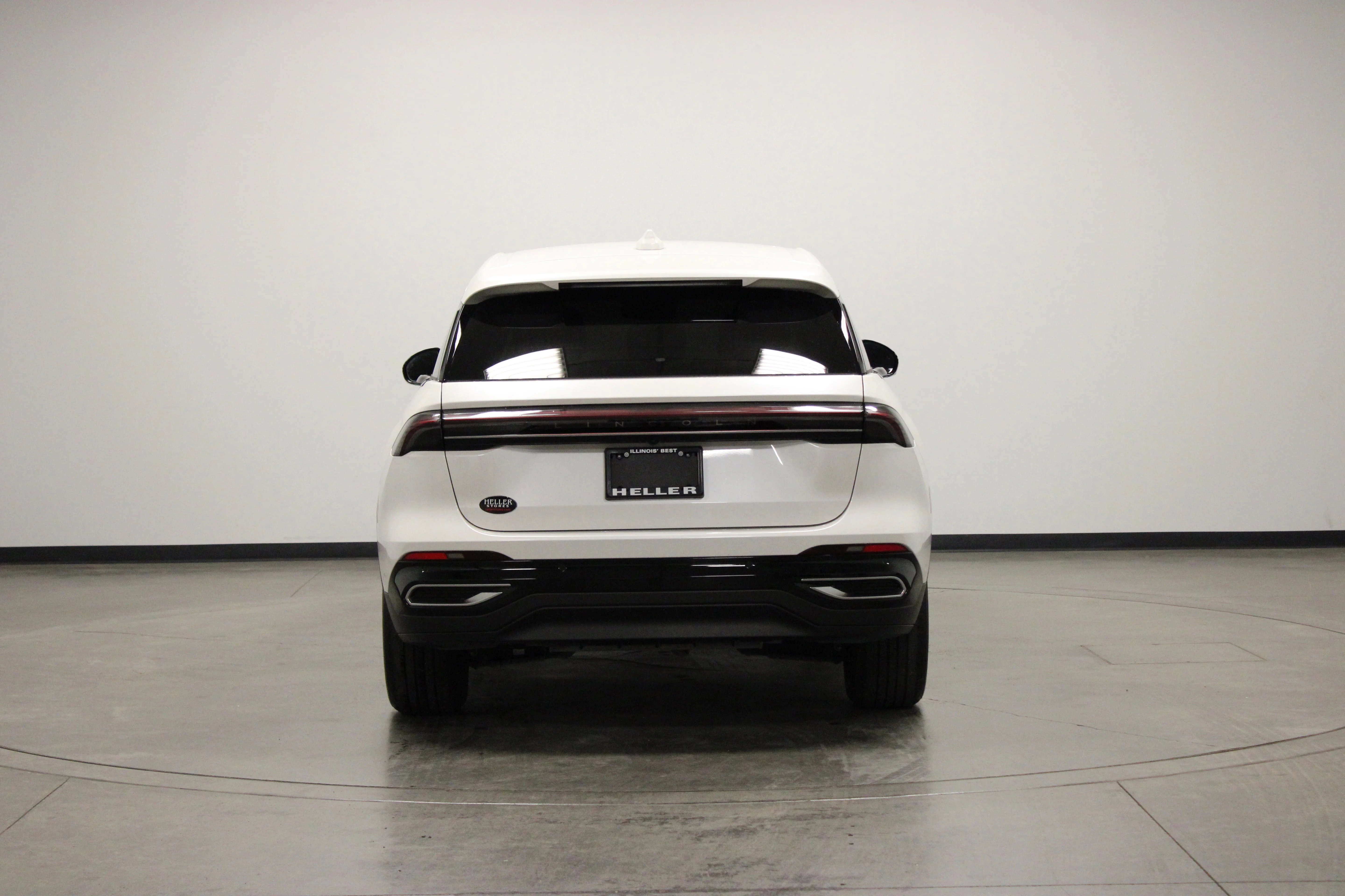 Used 2024 White Platinum Clearcoat Metallic Lincoln Premiere image 7