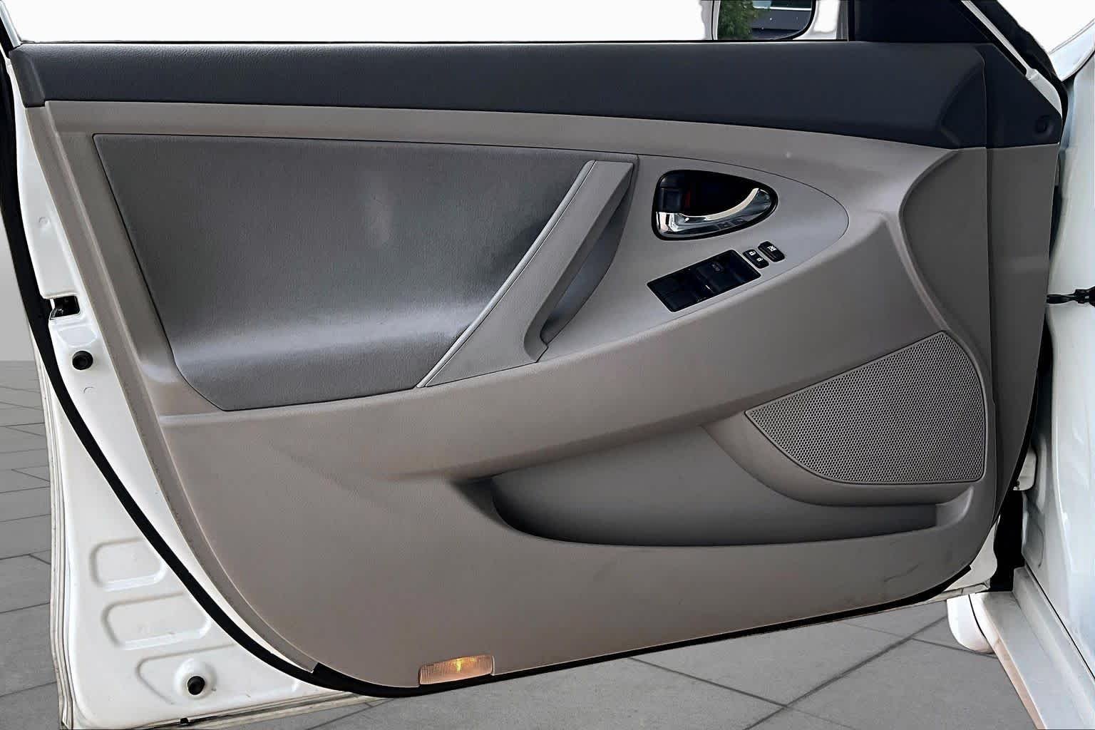 Used 2009 Super White Toyota  image 19