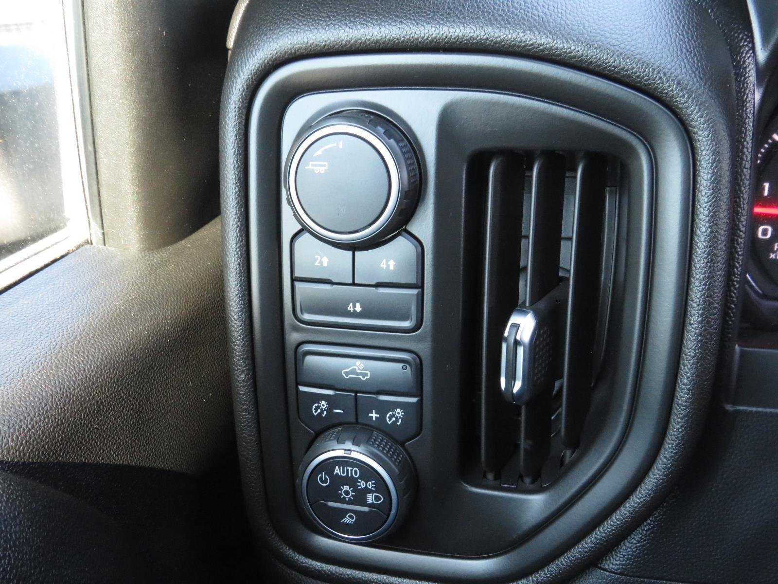 Used 2021 Silver Ice Metallic Chevrolet Custom image 31