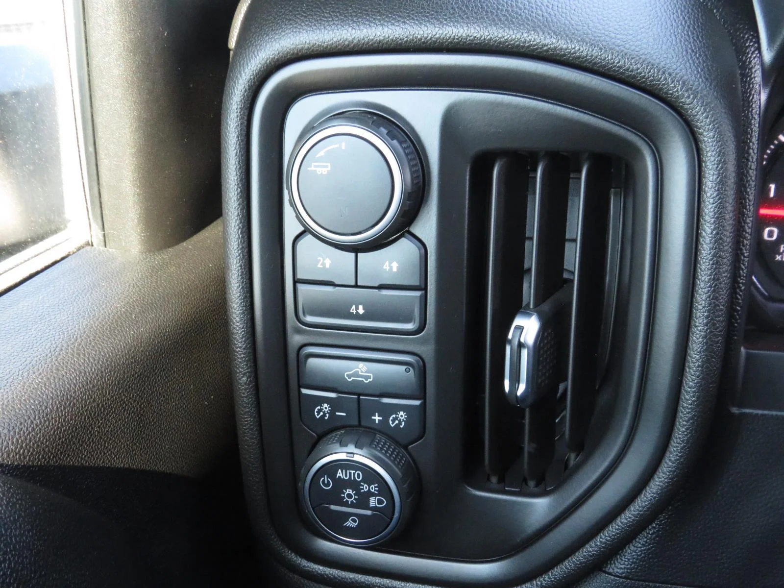 Used 2021 Silver Ice Metallic Chevrolet Custom image 31