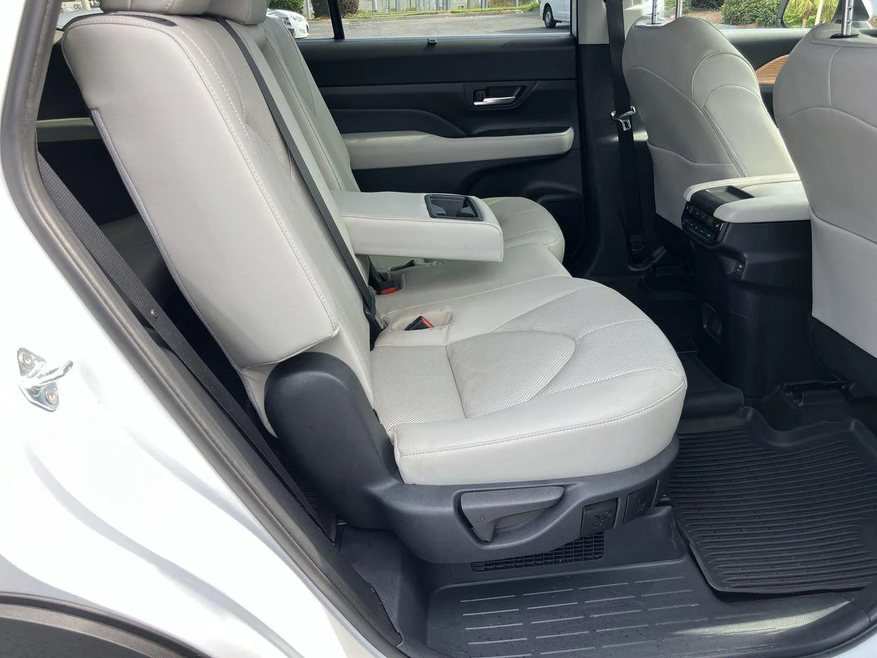 Certified Used 2025 White (Wind Chill Pearl) Toyota Limited image 35