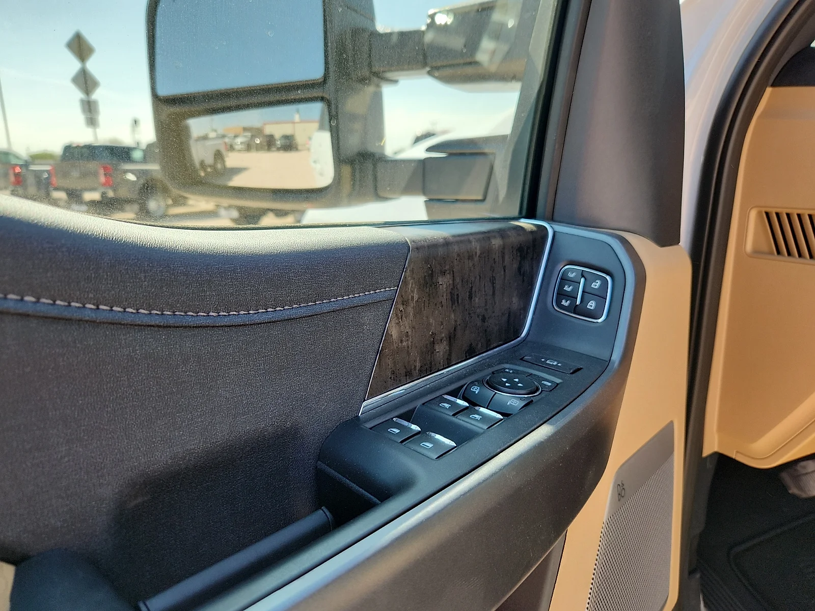 New 2026 Oxford White Ford Lariat image 15