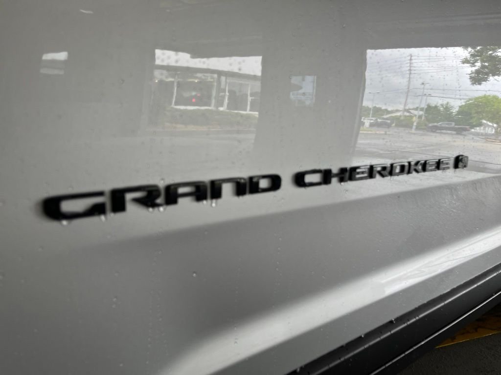 New 2026 Silver Zynith Exterior Paint Jeep Laredo Altitude image 14