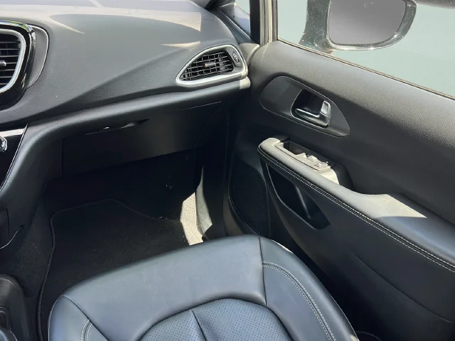 Used 2025 White Chrysler Select image 13