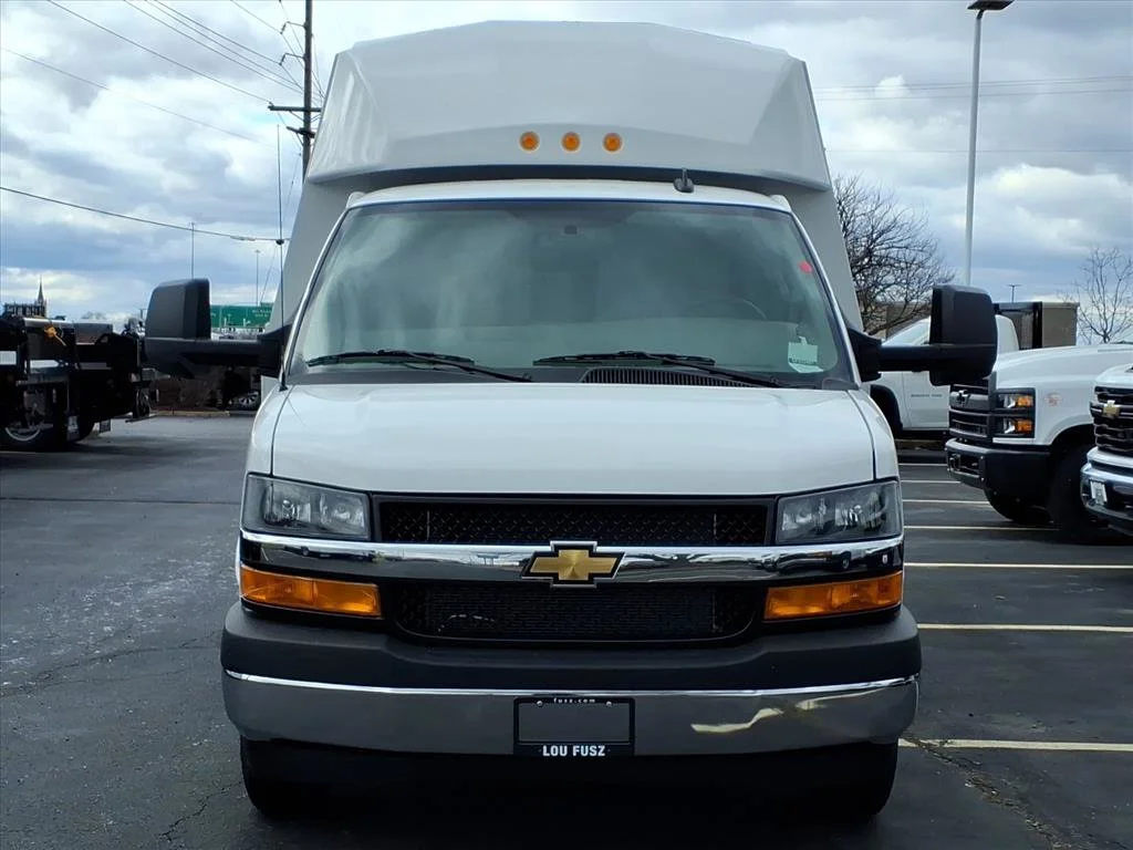 New 2025 Summit White Chevrolet 1WT image 21