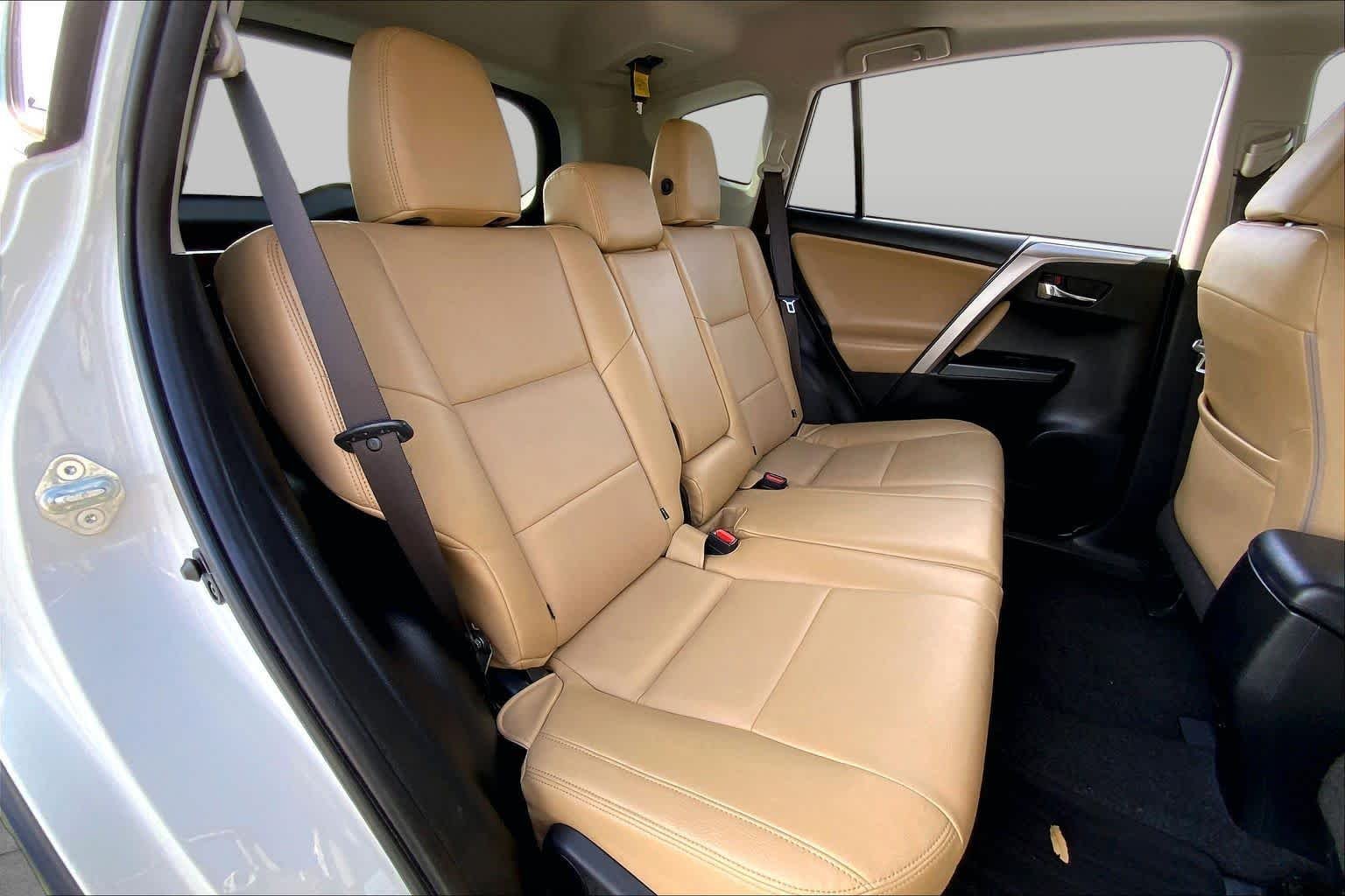 Used 2018 Super White Toyota XLE image 19
