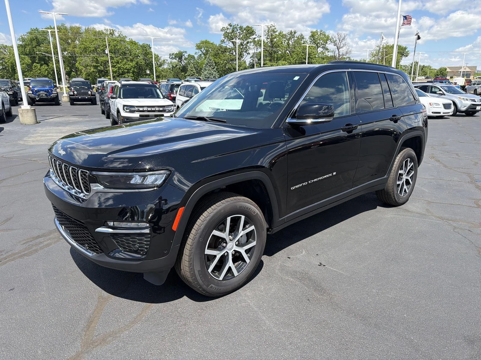 Used 2024 Diamond Black Crystal Pearlcoat Jeep Limited image 2