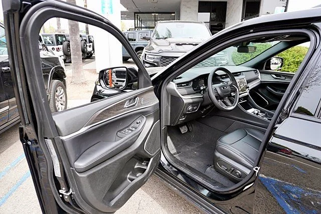New 2026 Diamond Black Crystal Pearlcoat Jeep Limited image 41