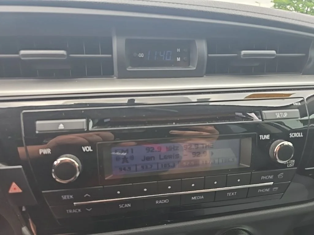 Used 2014 White Toyota L image 18