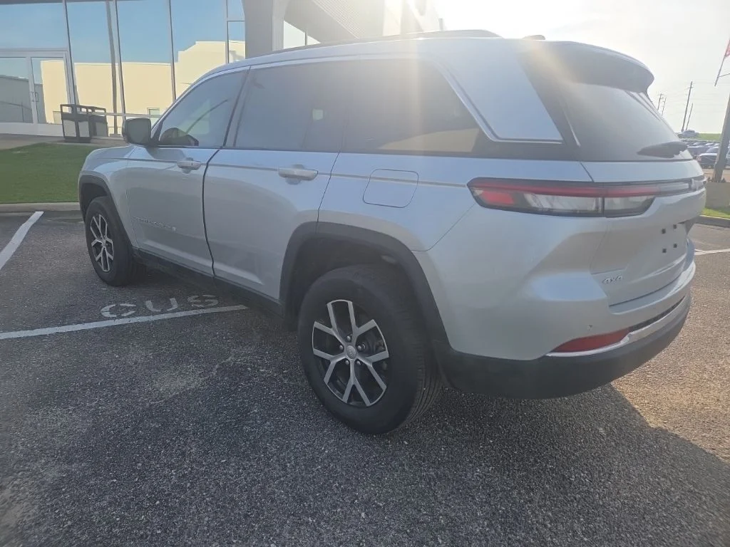 Used 2025 Silver Zynith Jeep Limited image 8
