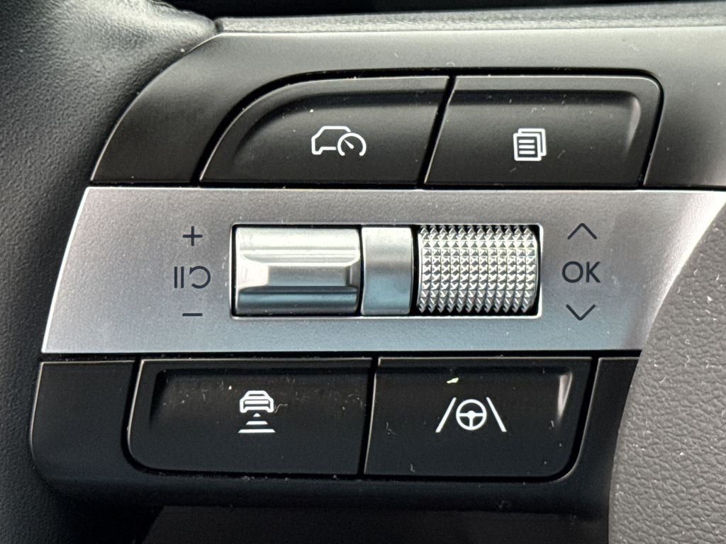 Used 2025 Silver Hyundai SEL Convenience image 24
