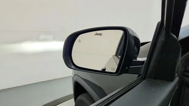New 2026 Diamond Black Crystal Pearl-Coat Exterior Paint Jeep Limited image 19