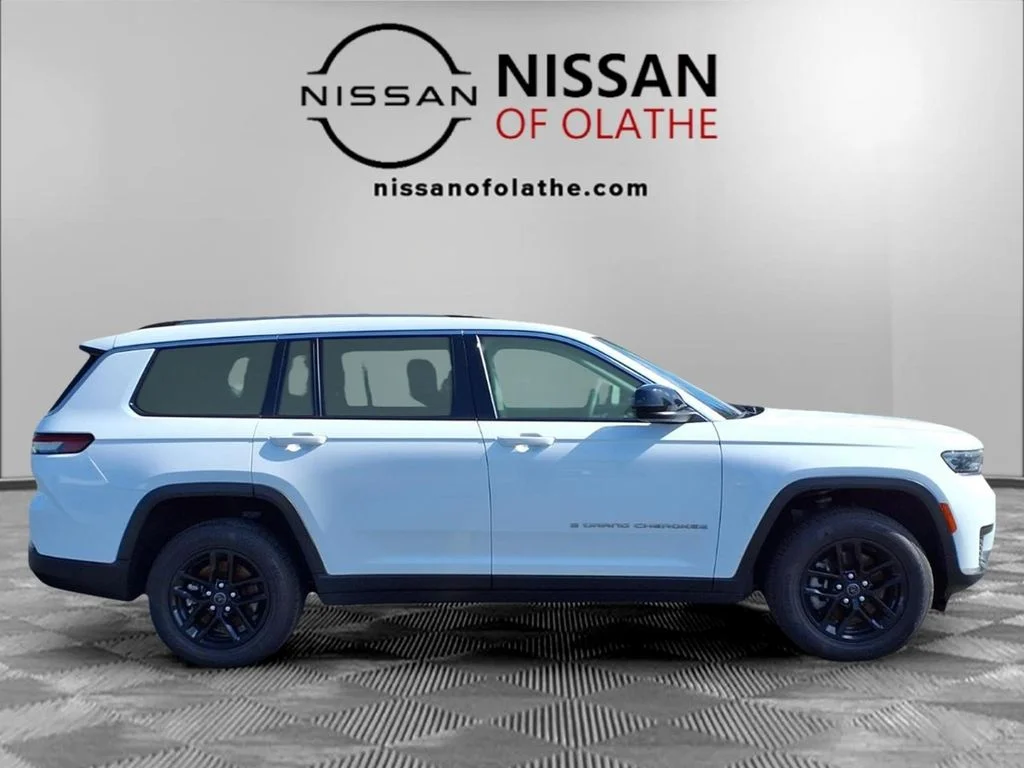Used 2023 White/off-white Jeep Laredo image 30