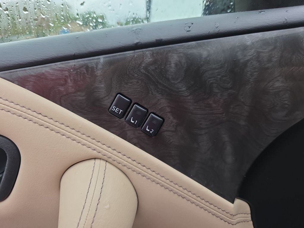 Used 2023 White Nissan Platinum image 19