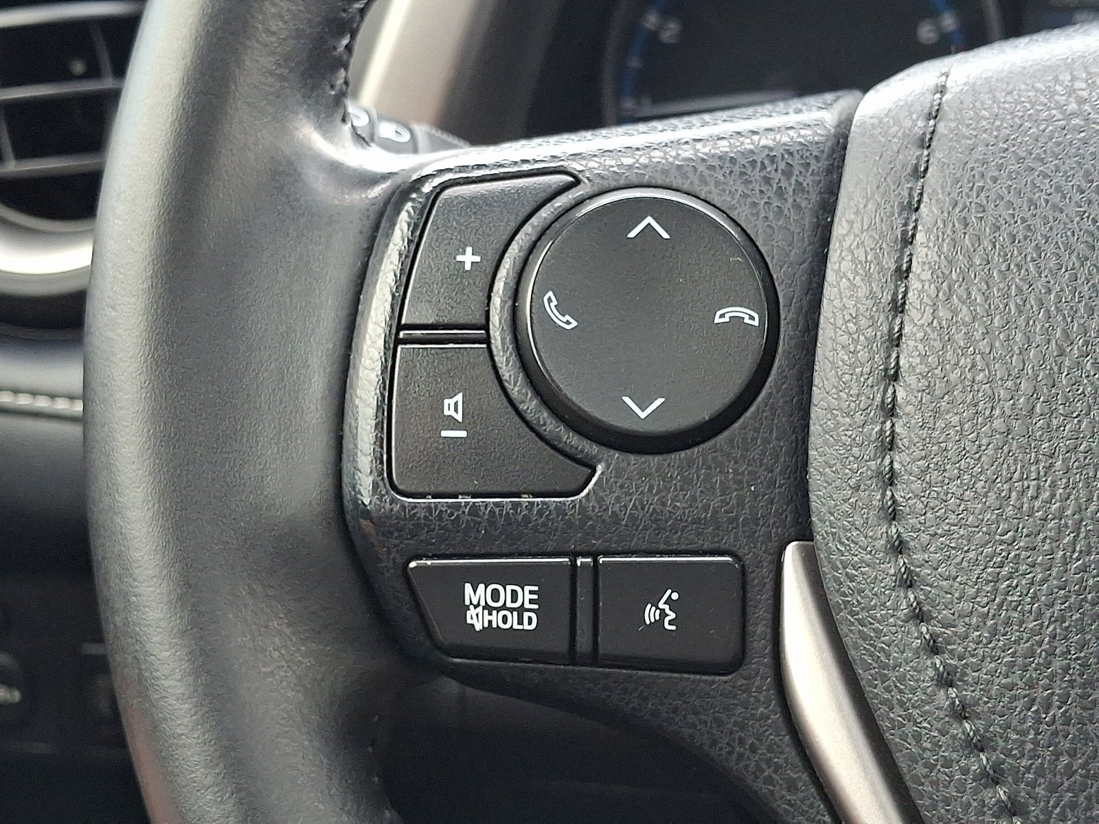 Used 2018 Super White Toyota XLE image 23
