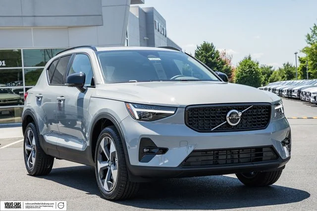 2026 Volvo XC40 B5 Plus Dark AWD's photo