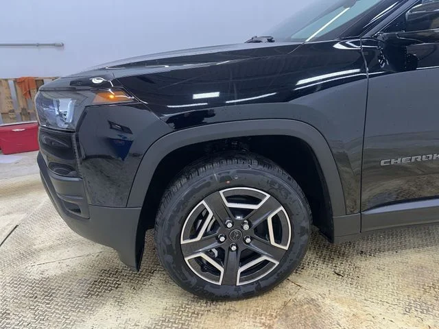New 2026 Diamond Black Crystal Pearl-Coat Exterior Paint Jeep Limited image 19