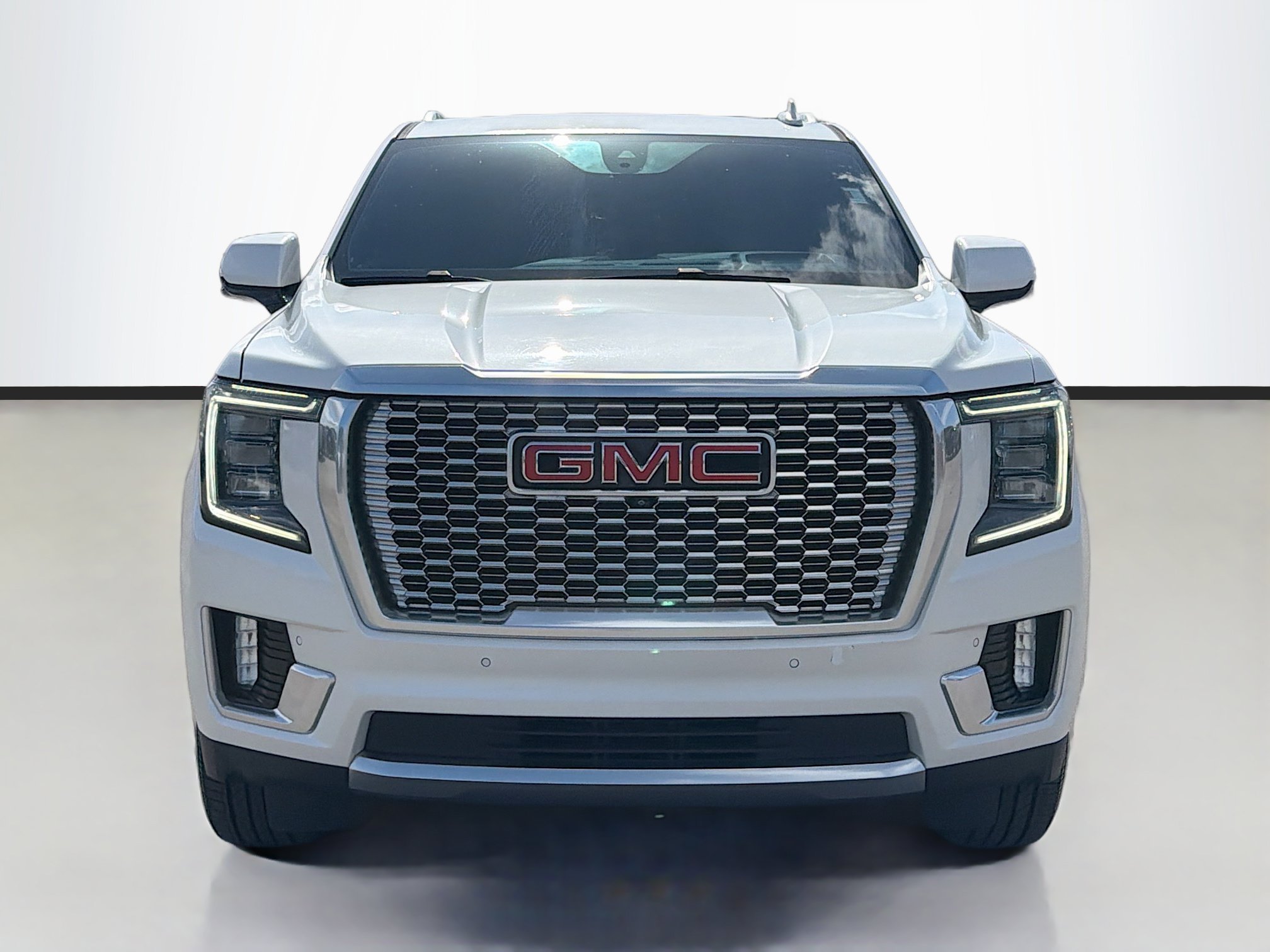 Used 2022 White Frost Tricoat GMC Denali image 8