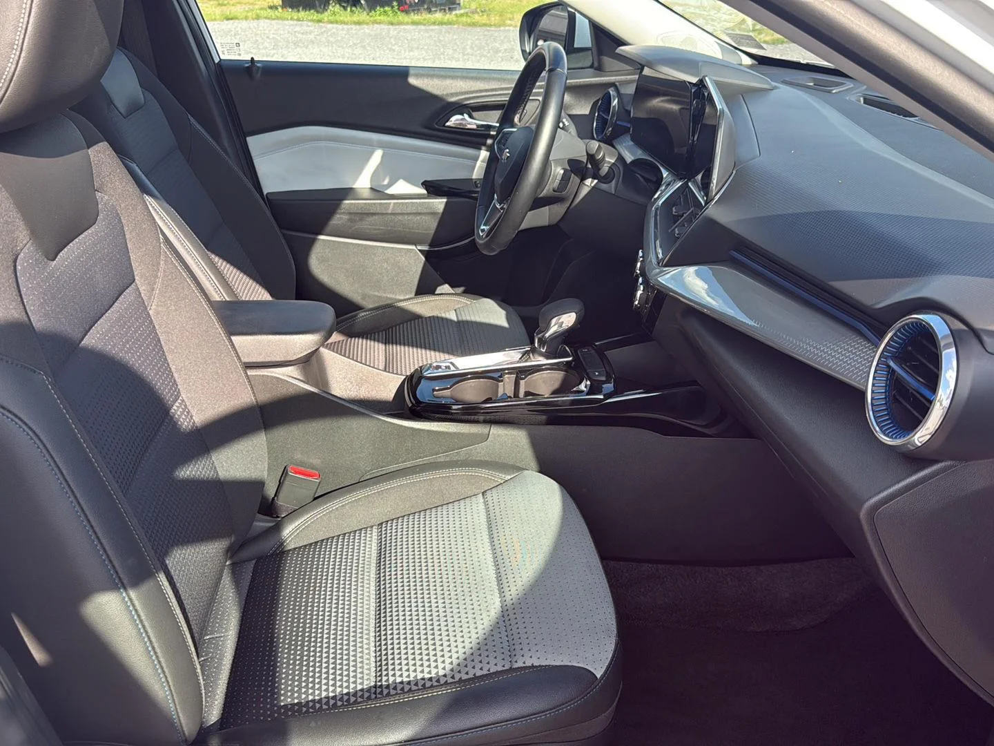 Used 2025 Summit White Chevrolet LT image 30