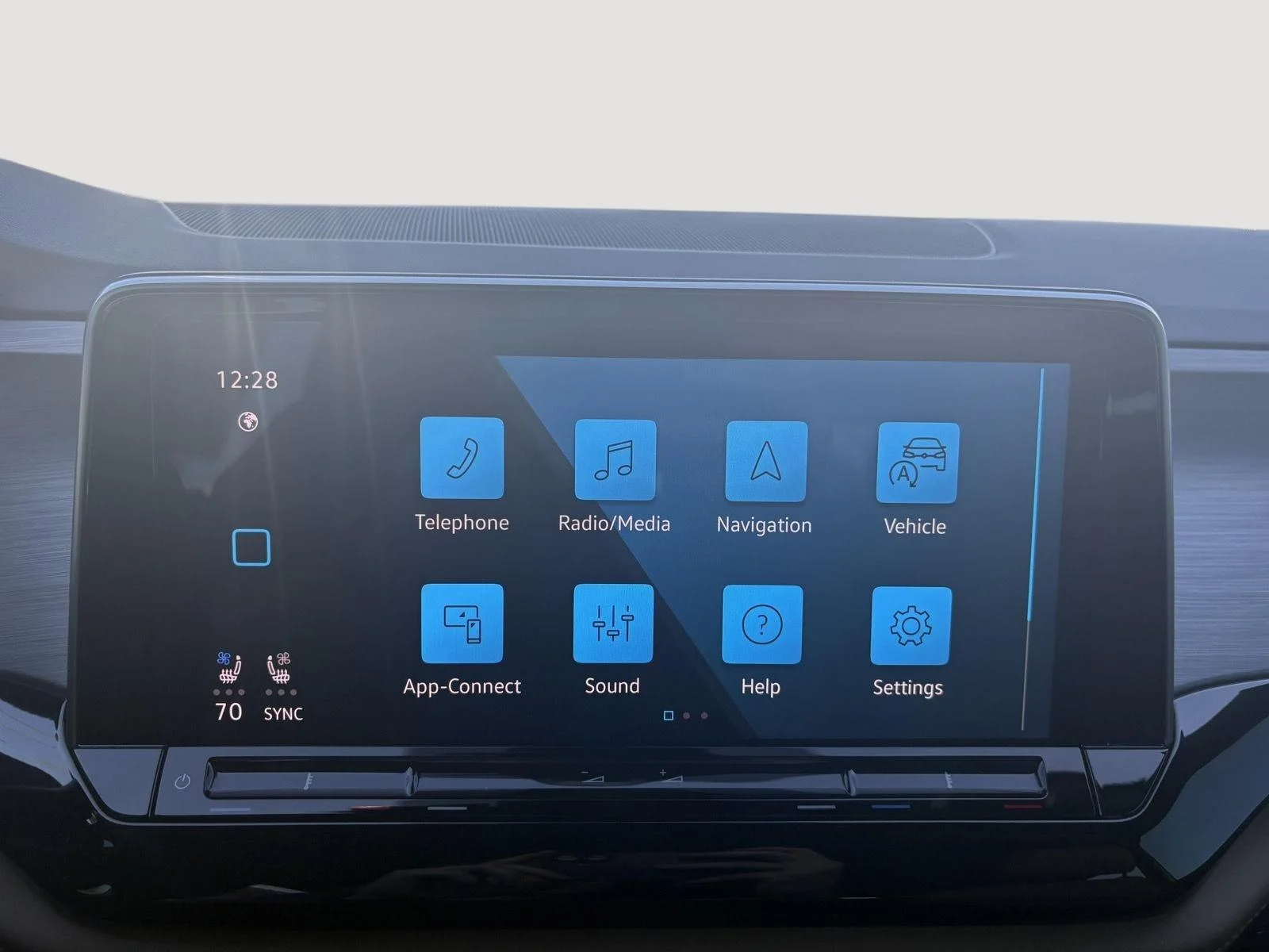Used 2024  Volkswagen 2.0T SE image 18