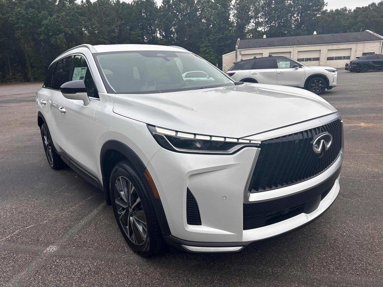 New 2027 RADIANT WHITE INFINITI Luxe FWD image 4