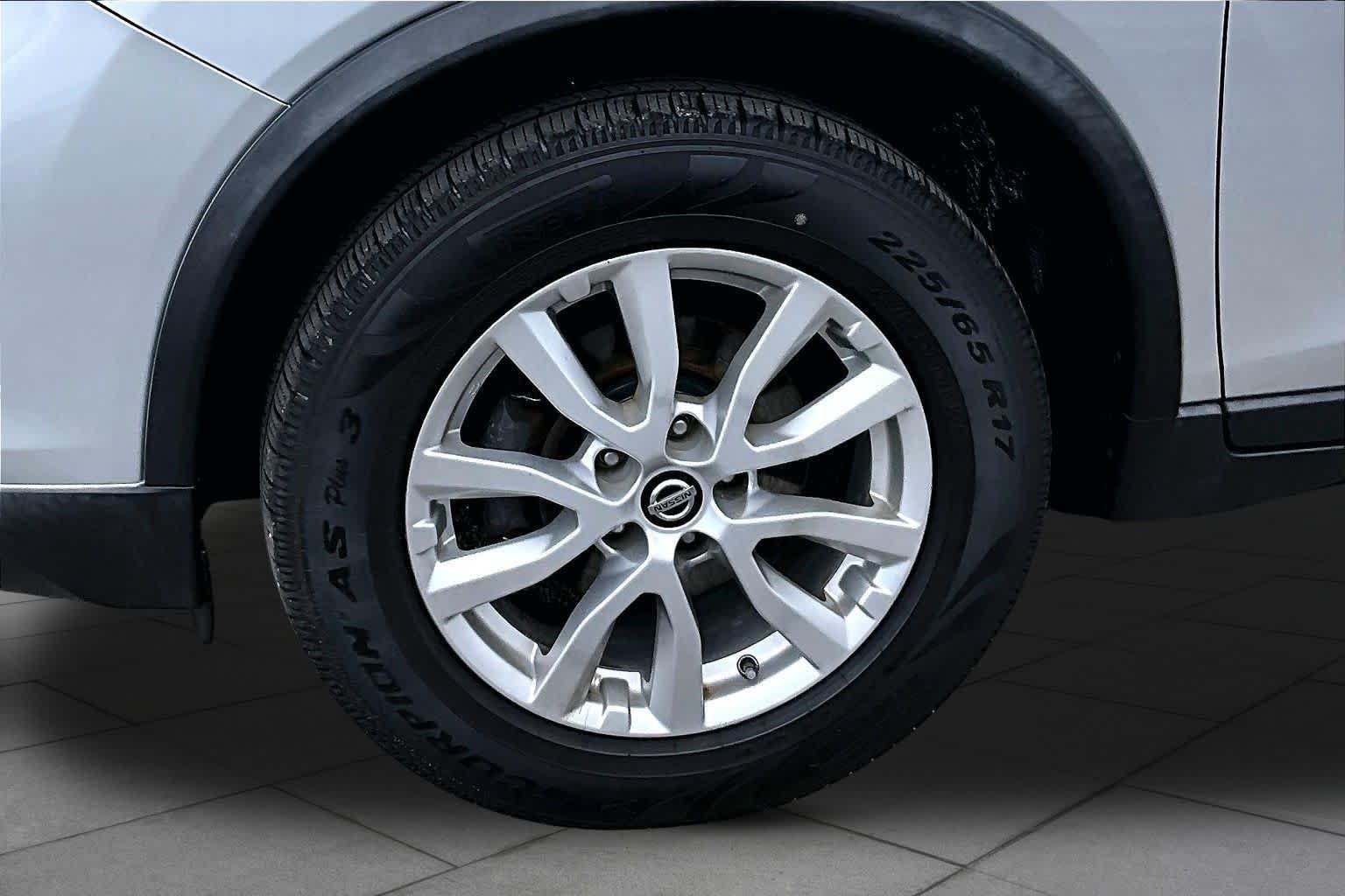 Used 2020 Brilliant Silver Metallic Nissan SV image 11